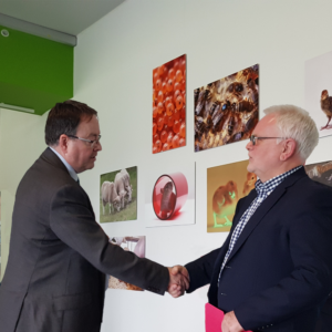 Prof David Argyle congratulates Prof Andy Peters on his retirement from the University of Edinburgh.
